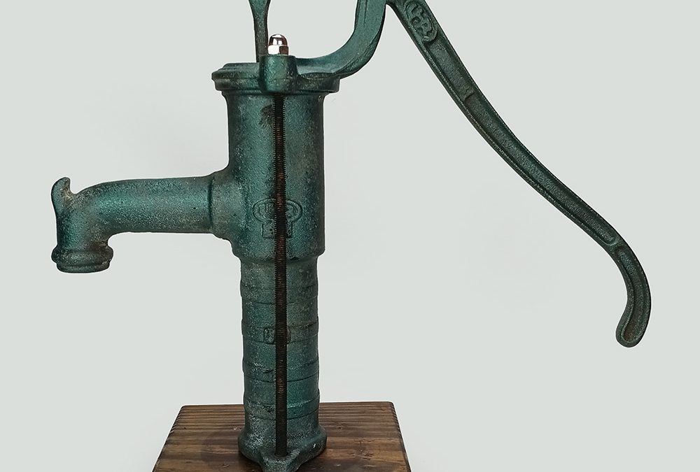 DI 21 – Bomba de água de poço antiga em ferro fundido com pintura verde e base em madeira