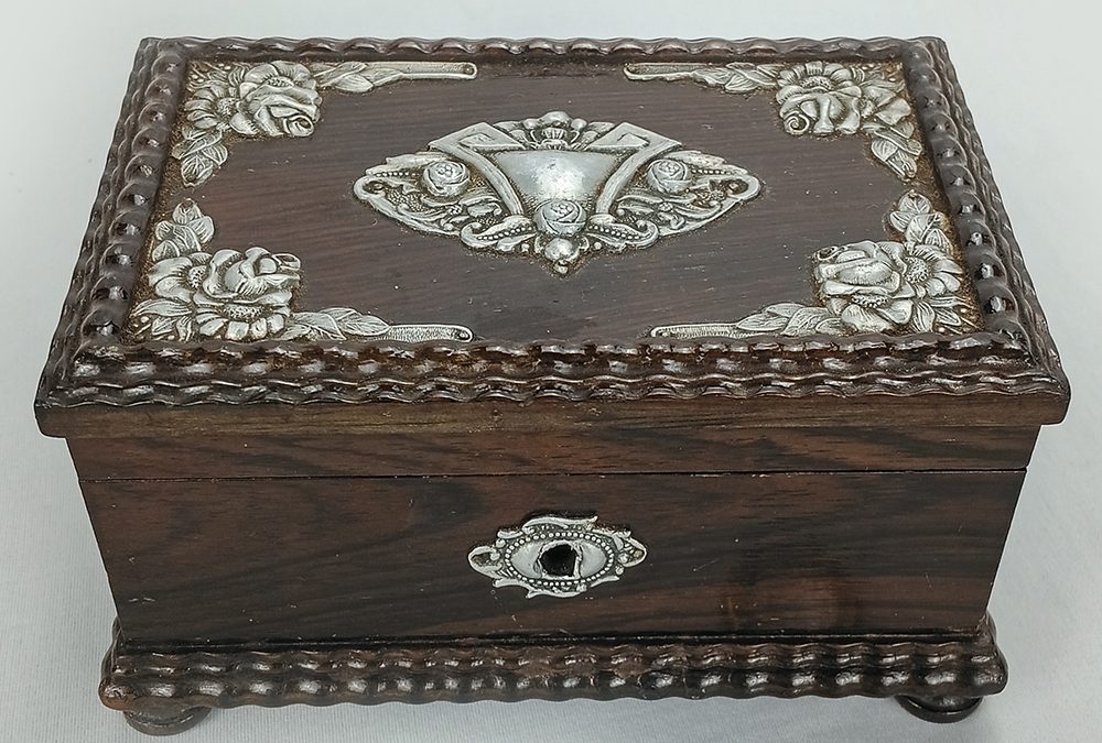 DI 21 – Caixa de música antiga em madeira de jacarandá com relevos em metal