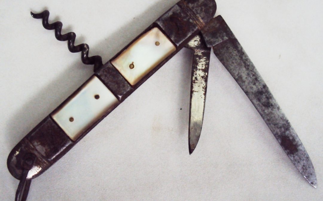 DI 223 – Canivete antigo Solingen com duas lâminas e abridor de garrafas decorado com madrepérola