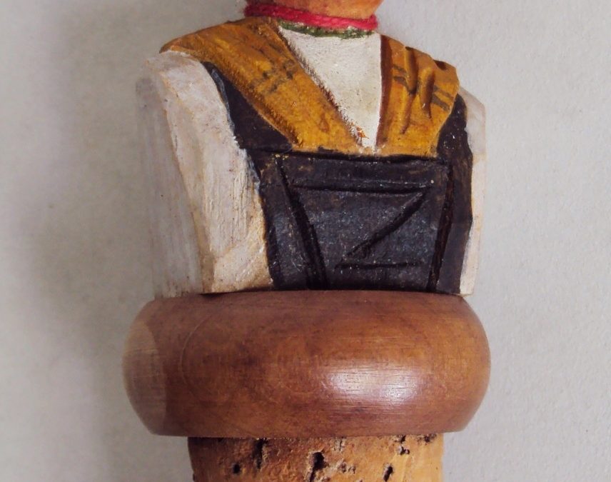 DI 227 – Tampa com rolha de garrafa mulher com chapéu esculpida e pintada em madeira