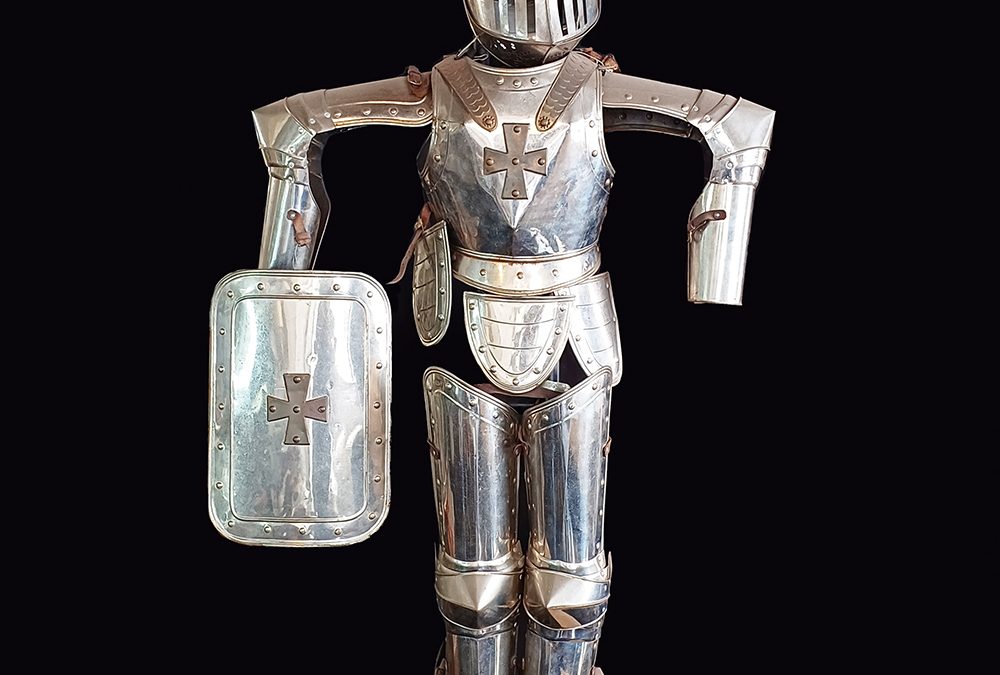 DI 25 – Armadura antiga alemã em metal cromado para decoração
