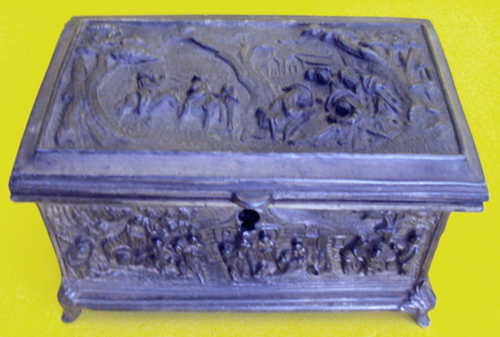 DI 252 – Caixa antiga em metal com cenas rurais medievais