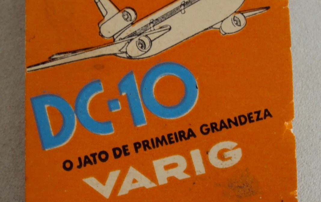 DI 263 – Caixa de fósforos antiga da Varig laranja com o jato McDonnell Douglas DC-10