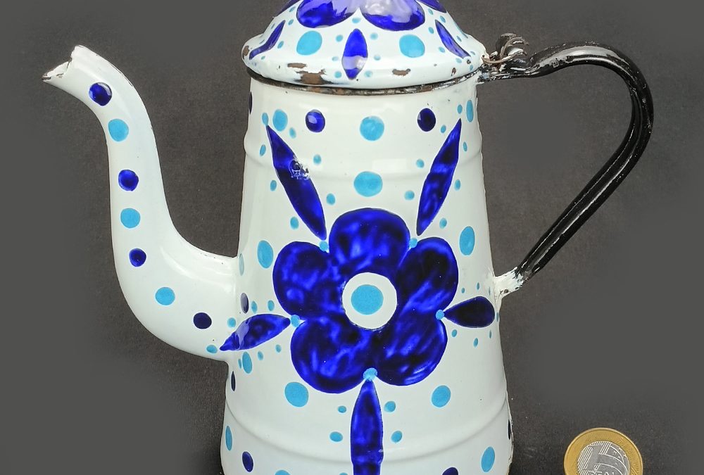 DI 28 – Bule antigo em ferro esmaltado ou louça ágata branco com pintura de flores azuis