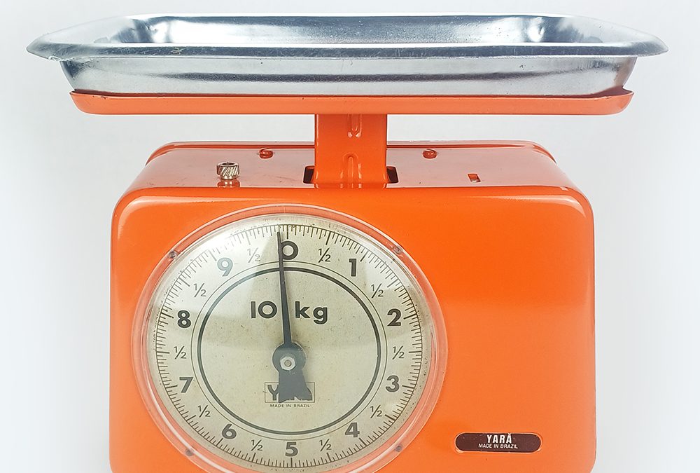 DI 28 – Balança antiga de cozinha marca Yara laranja com prato para até 10 kg
