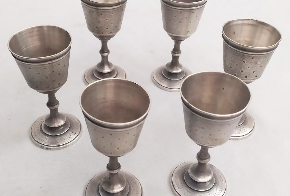 DI 29 – Jogo com 6 taças ou cálices de licor franceses Cailar Bayard em bronze com banho de prata com desenhos gravados