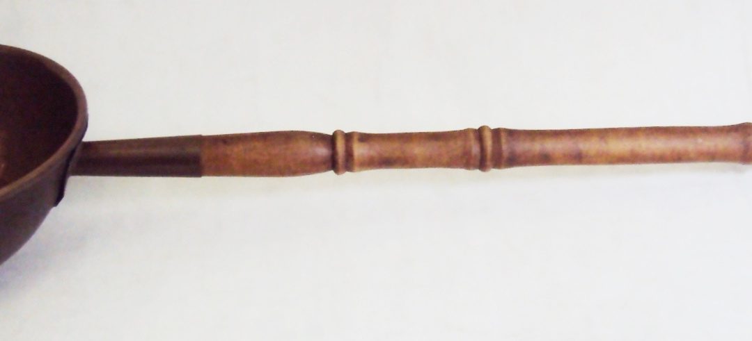 DI 290 – Concha grande de cobre e madeira torneada para alambique ou decoração