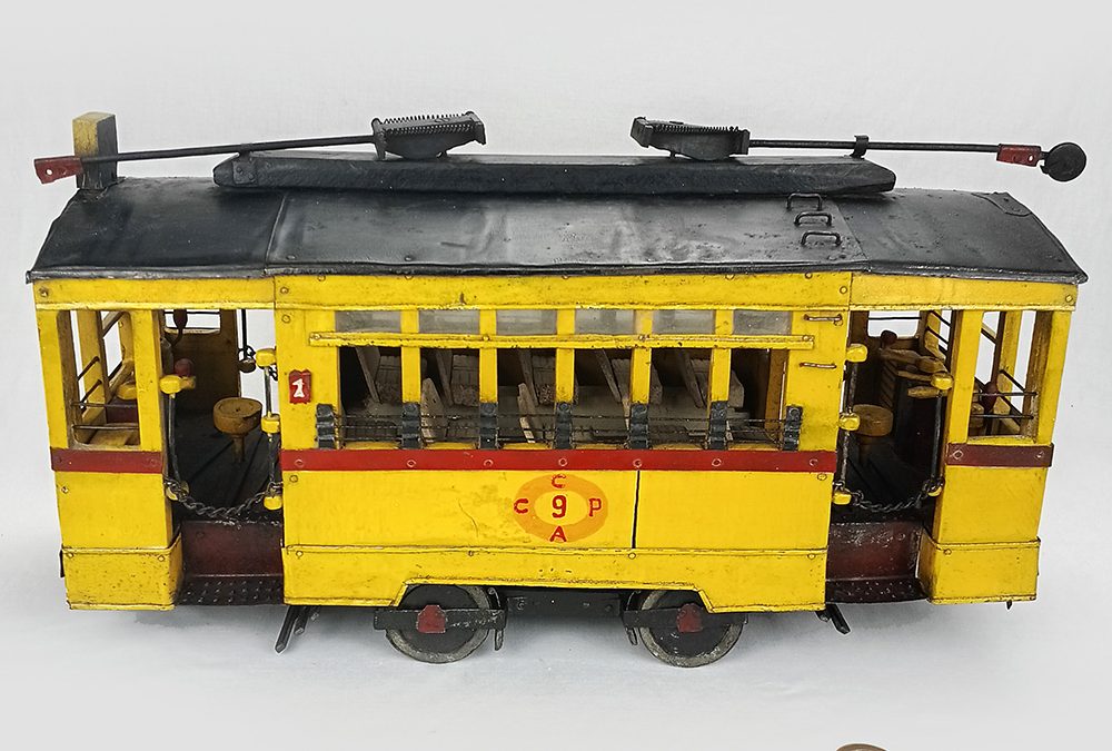 DI 30 – Miniatura ou maquete antiga bonde da Carris de Porto Alegre em metal e madeira