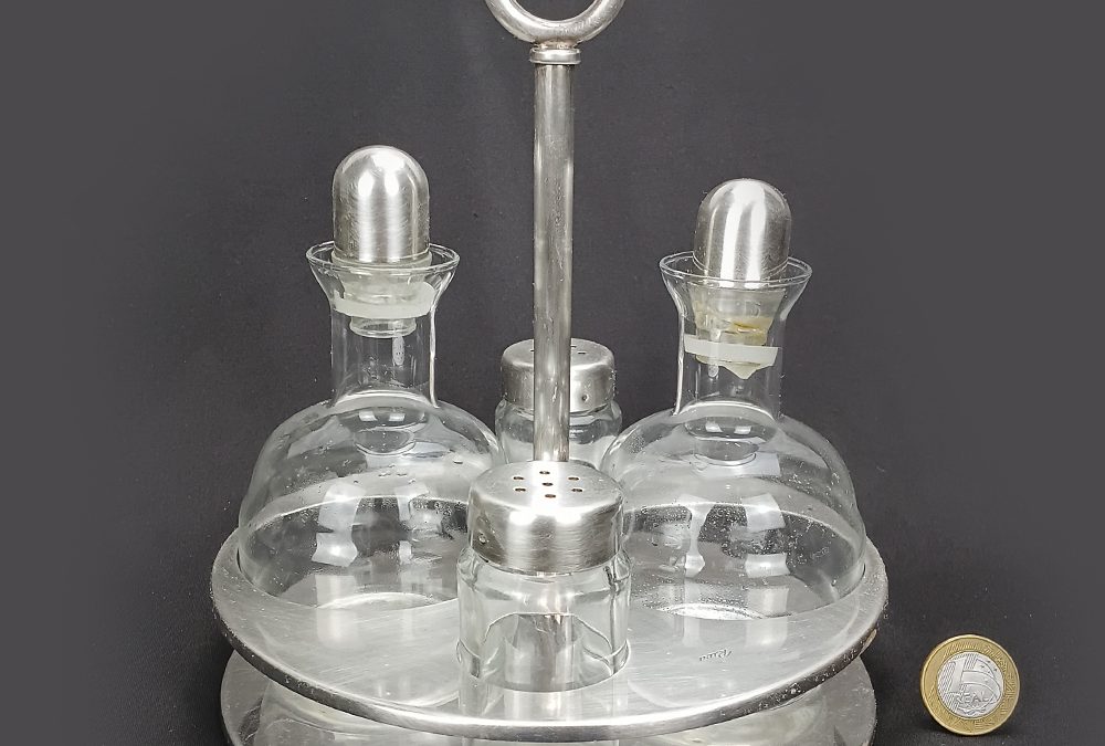DI 31 – Galheteiro ou porta temperos em metal prateado marca Riva em metal e vidro