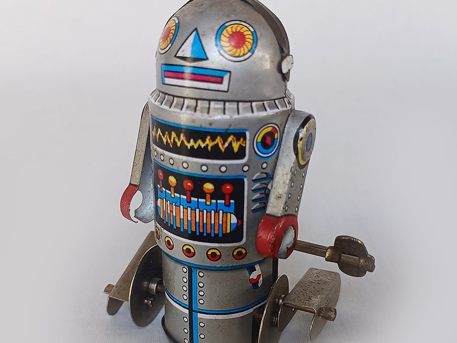 DI 33 – Brinquedo antigo robô de lata com movimento à corda