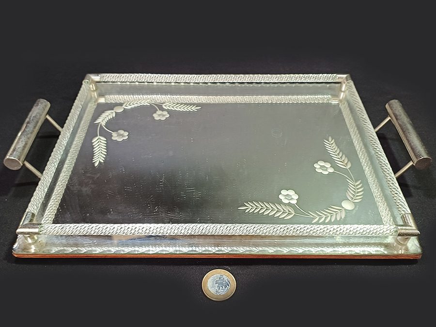 DI 34 – Bandeja antiga com espelho lapidado com flores e borda com barras de cristal e alças de metal