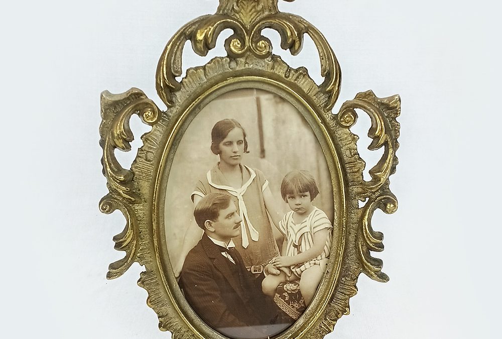 DI 36 – Porta-retratos antigo oval em bronze dourado estilo Luís XV