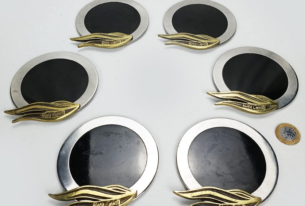DI 37 – Jogo com 6 porta copos com detalhes em bronze assinados pela artista brasileira Glória Corbetta