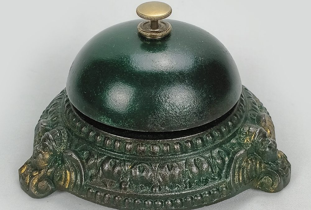 DI 39 – Sino, sineta ou campainha de mesa antiga em ferro fundido com anjos em relevo
