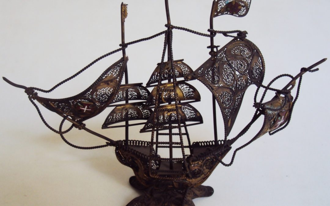 DI 409 – Barco ou navio antigo decorativo em filigrana de metal com Cruz da Ordem de Cristo em esmalte