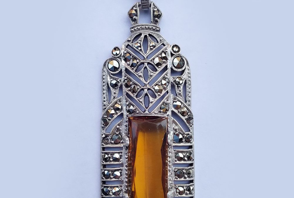 DI 41 – Pingente antigo estilo Art Decó em prata de lei 935 com marcassitas e pedra laranja lapidada