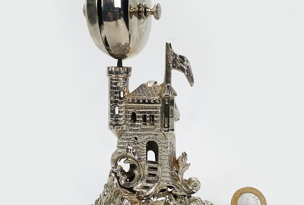 DI 42 – Sino, sineta ou campainha de mesa antiga em metal niquelado com escultura de castelo