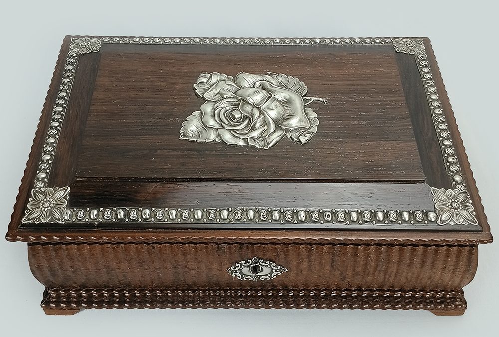 DI 42 – Caixa porta joias antiga em madeira de jacarandá decorada com flores em prata de lei