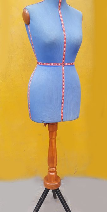 DI 424 – Manequim feminino antigo de costureira número 46 em madeira e tecido azul