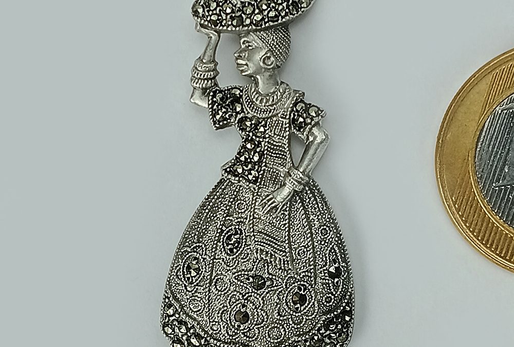 DI 49 – Broche antigo prata de lei em forma de mulher com cesta de frutas