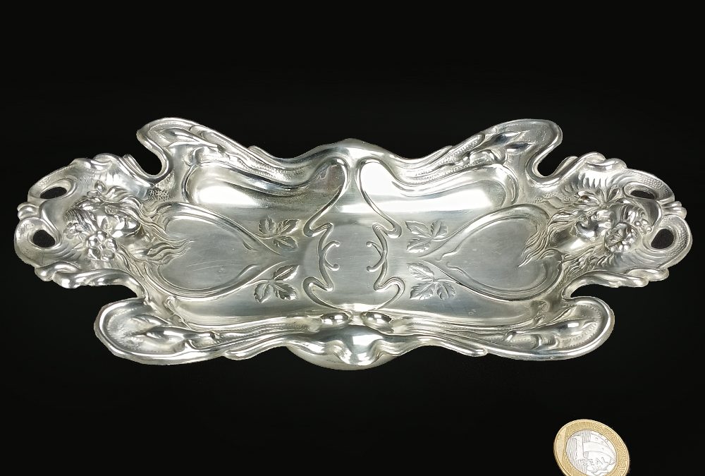 DI 51 – Centro de mesa ou despojador antigo Art Nouveau damas e flores em metal com banho de prata