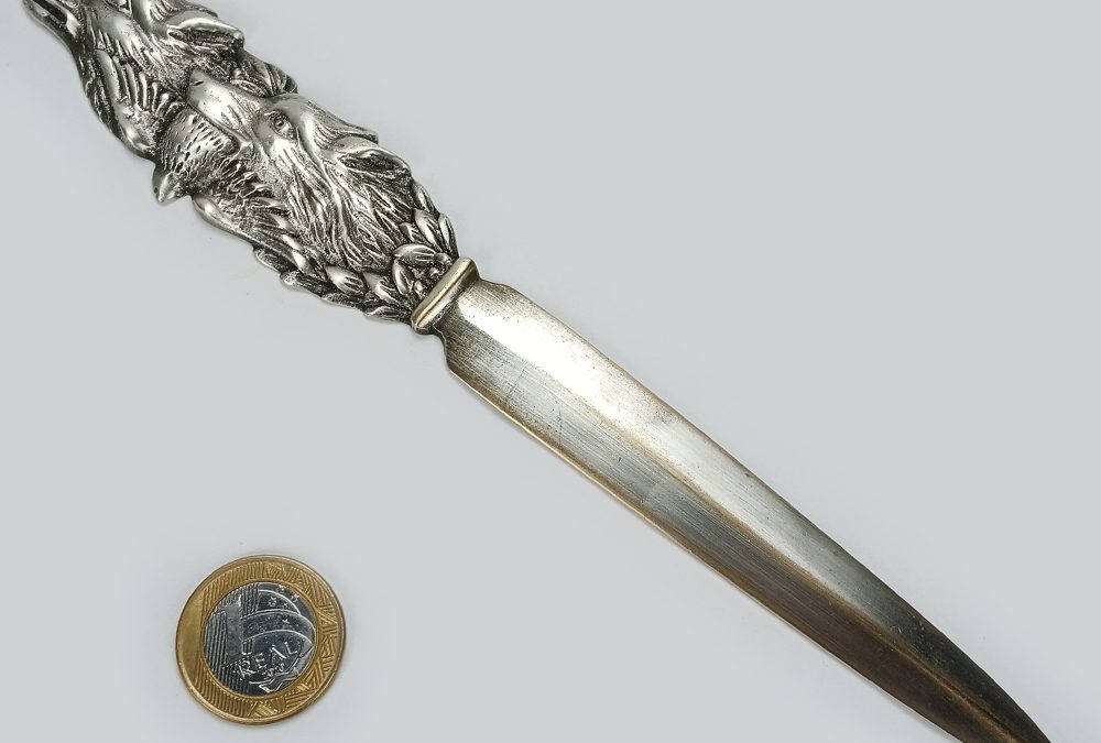 DI 53 – Abridor de cartas antigo com temática de caça: escultura de lobos com pássaro em metal com banho de prata