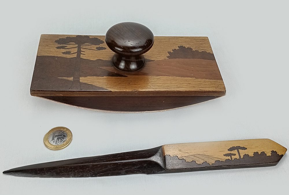 DI 53 – Jogo de mata-borrão e abridor de cartas antigos marchetados com paisagens do Sul do Brasil