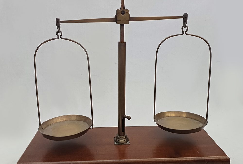 DI 55 – Balança antiga em bronze com dois pratos e caixa em madeira com gavetas