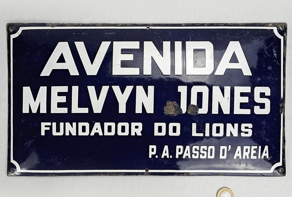 DI 60 – Placa antiga de rua em ferro esmaltado ou louça ágata Avenida Melvyn Jones