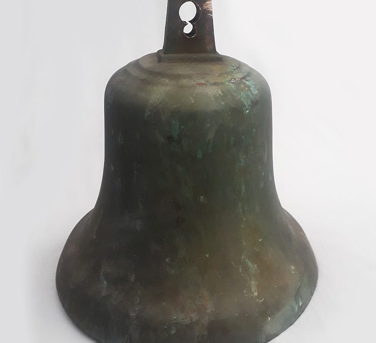 DI 60 – Sino antigo grande 10,7 kg em bronze fundido com desenho liso e furo para corrente