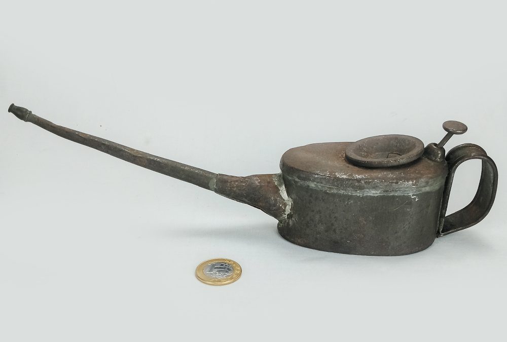 DI 61 – Pipeta de óleo antiga em metal com bico longo