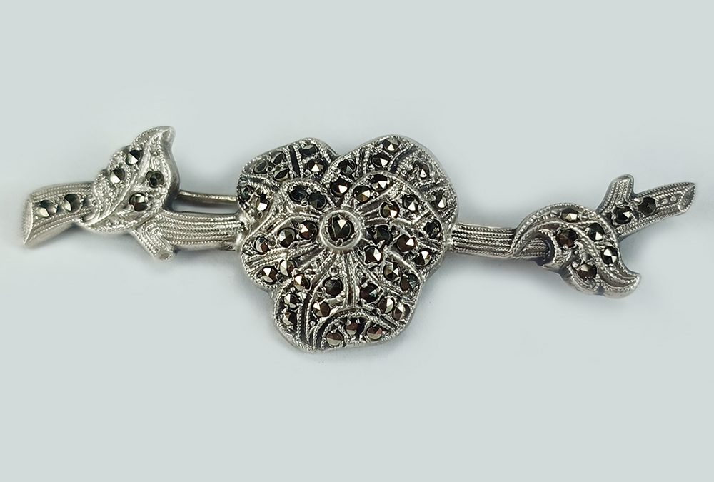 DI 61 – Broche antigo em prata de lei 935 em forma de galho com flor e marcassitas