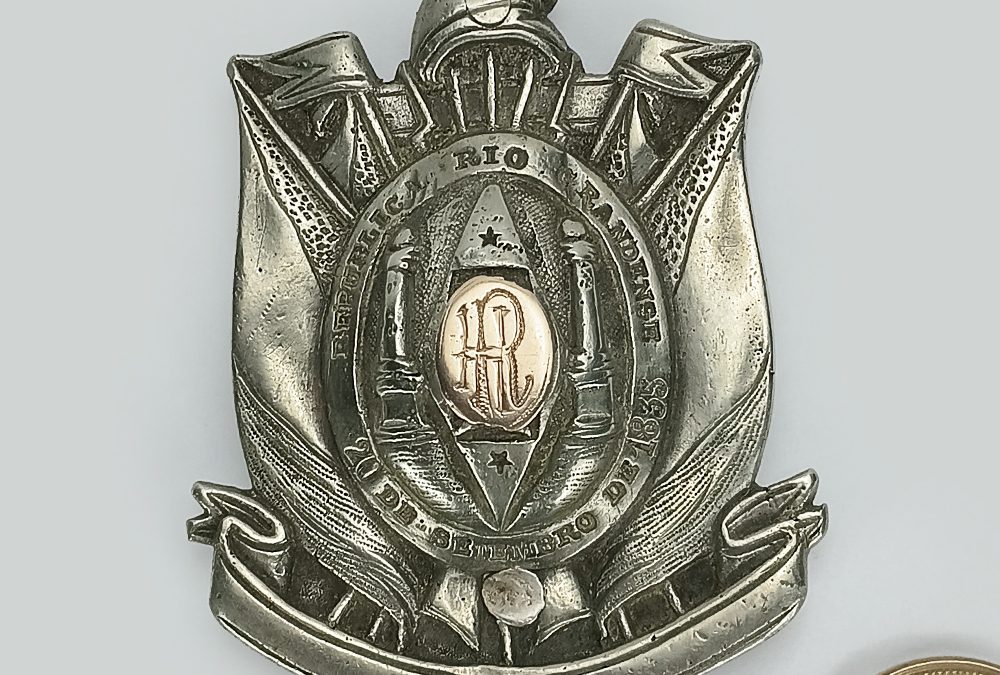 DI 66 – Fivela antiga em alpaca com brasão do Rio Grande do Sul e placa em ouro