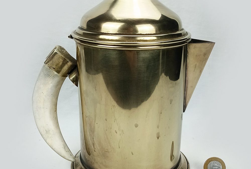 DI 70 – Bule antigo em latão dourado com alça de presa