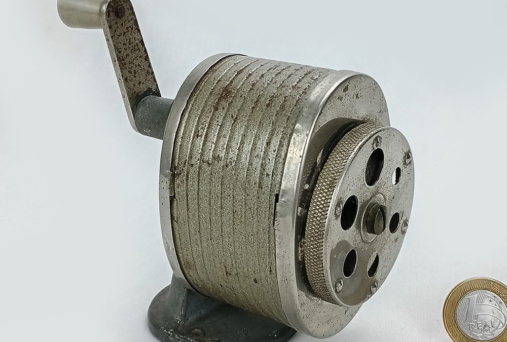 DI 70 – Apontador antigo de lápis com manivela da marca Radi