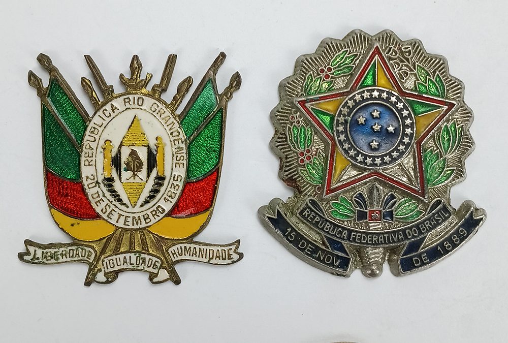 DI 70 – 2 Brasões antigos em metal: Rep. Federativa Brasil e RS
