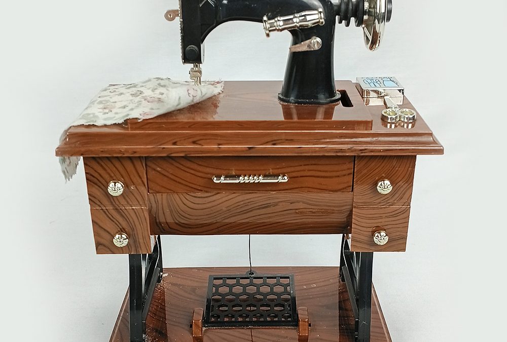 DI 71 – Caixa de Música – Máquina de costura miniatura
