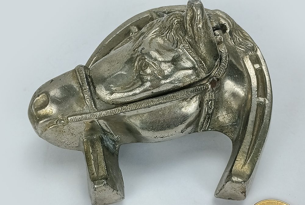 DI 72 – Tinteiro antigo em forma de cabeça de cavalo e ferradura em metal prateado