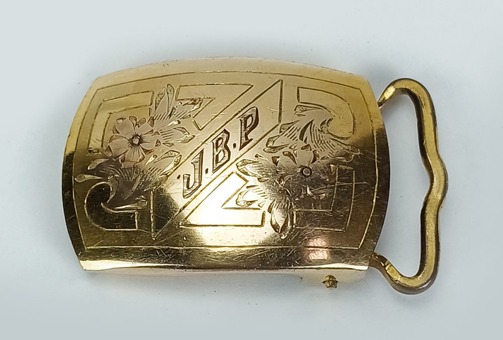 DI 72 – Fivela antiga Eberle em metal com banho de ouro gravada à mão com flores
