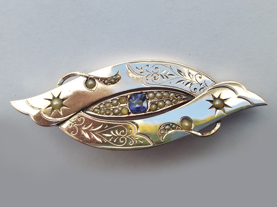 DI 73 – Broche antigo em ouro baixo 12k oval com pérolas, pedra azul lapidada e desenhos gravados