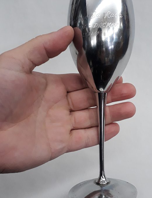 DI 78 – Cálice ou taça antiga prateada em metal Bellini com pé alto