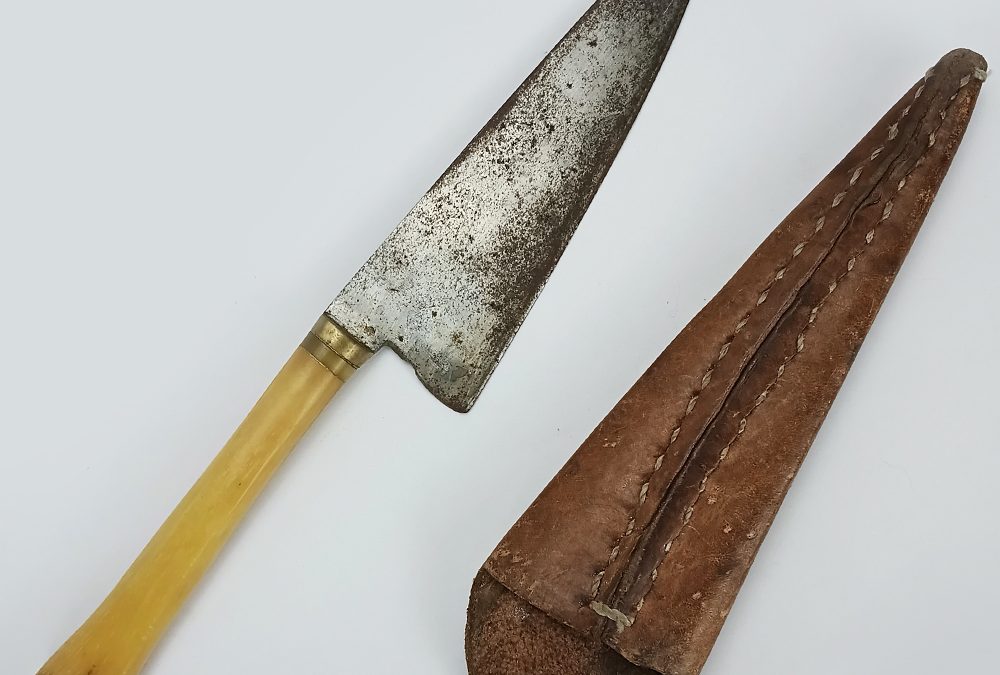 DI 81 – Faca antiga aço carbono cabo em osso e bainha de couro