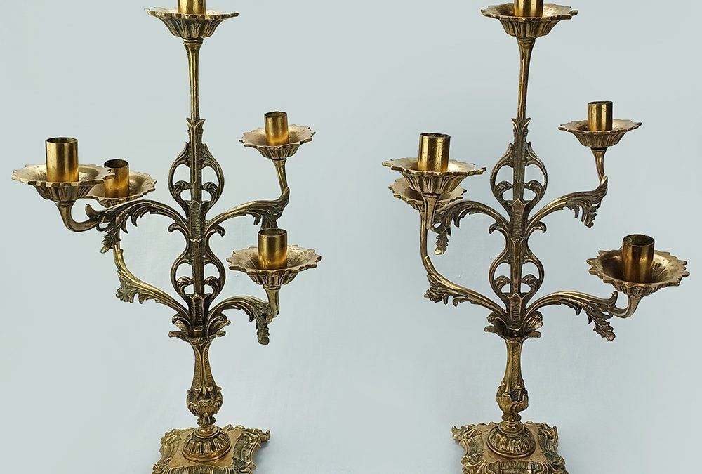 DI 81 – Par de candelabros antigos em bronze dourado para 5 velas cada