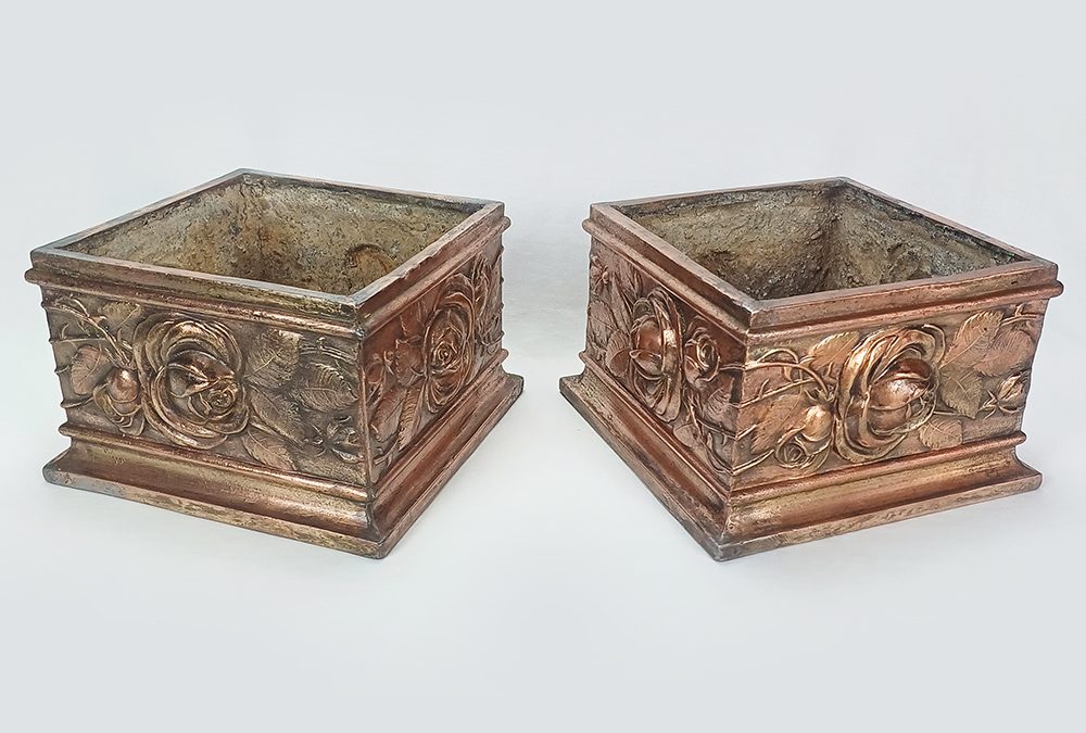 DI 83 – Par de cachepots ou vasos antigos em bronze ricamente decorados com rosas em relevo