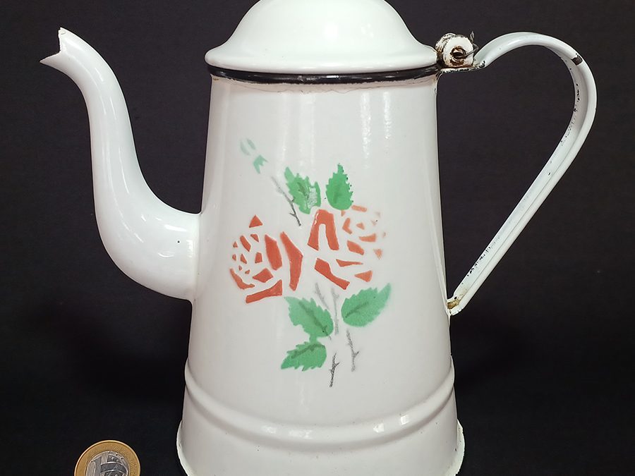DI 84 – Bule antigo em ferro esmaltado ou louça ágata branco com flores de roseira