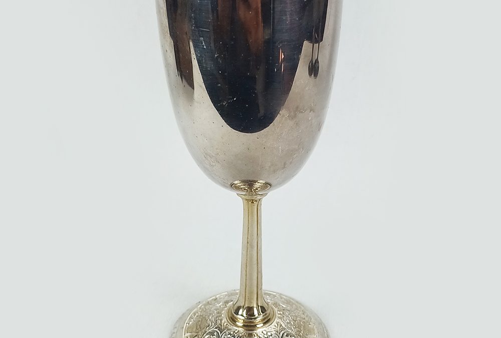 DI 85 – Taça ou cálice antigo Eberle em metal com banho de prata decorado com relevos