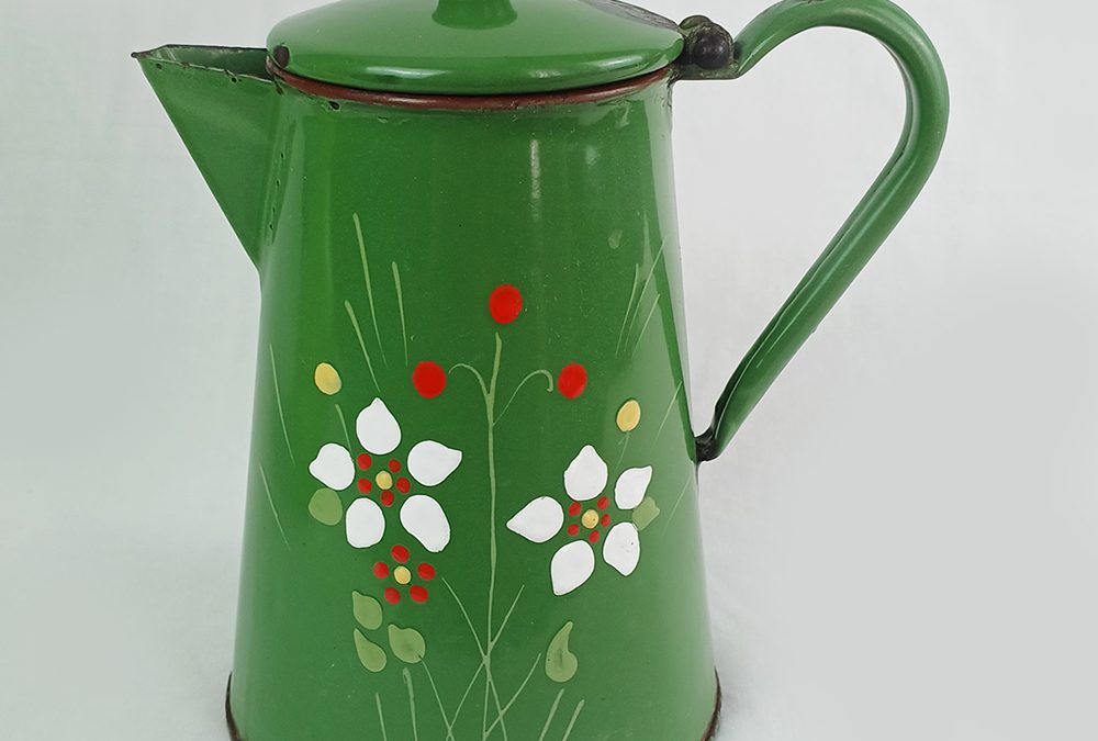 DI 85 – Bule antigo em ferro esmaltado ou louça ágata verde com flores coloridas