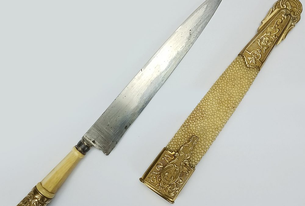 DI 86 – Faca antiga Solingen alemã aço carbono com marfim decorada com relevos dourados