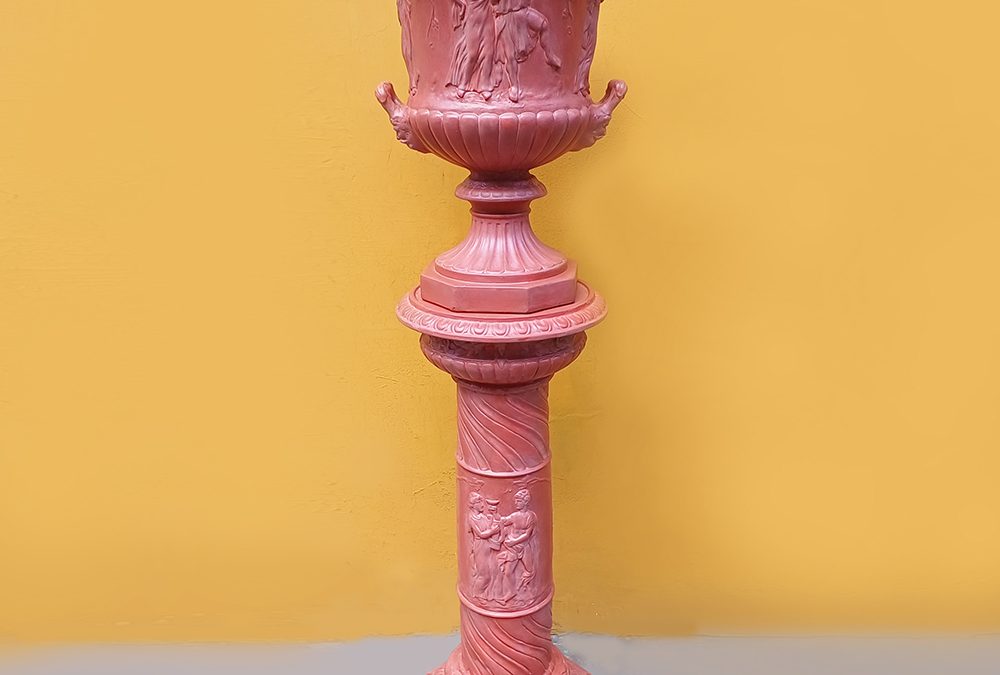 DI 88 – Cachepot, vaso ou ânfora grande antigo com coluna em estuque com pátina terracota estilo greco-romano clássico