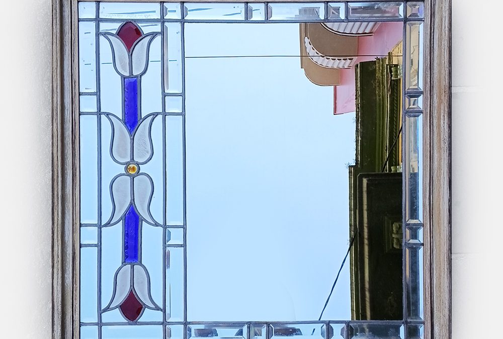 DI 89 – Espelho antigo com detalhe em flor de vitral com vidros vermelhos e azuis
